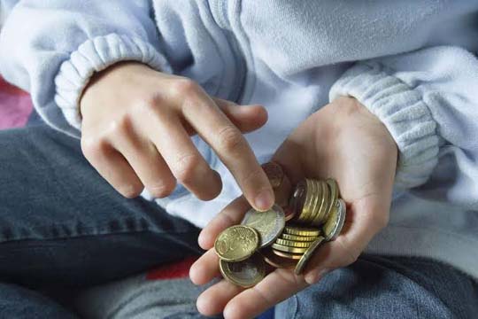 बच्चों को जेब खर्च देने का नफा-नुकसान!; रोजमर्रा के काम के बदले भुगतान?