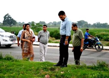 अयोध्या: चौदहकोसी परिक्रमा मार्ग निर्माण में लापरवाही पर DM का एक्शन, 13 इंजीनियरों का रोका वेतन