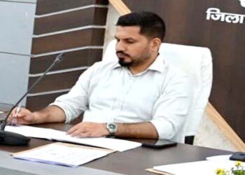 अयोध्या: खाद की कालाबाजारी रोकने को लेकर प्रशासन सख्त, छापेमारी के दौरान दो उर्वरक लाइसेंस निलंबित
