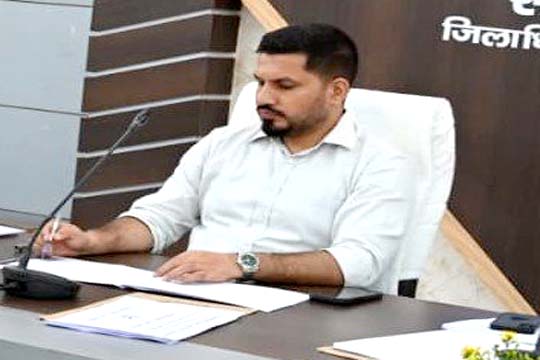 अयोध्या: खाद की कालाबाजारी रोकने को लेकर प्रशासन सख्त, छापेमारी के दौरान दो उर्वरक लाइसेंस निलंबित