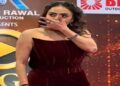 Nikita Rawal Kiss : रेड कार्पेट पर मशहूर एक्ट्रेस को फीमेल फैन ने अचानक किया Kiss! VIDEO वायरल