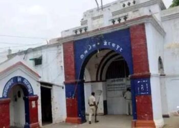 गोरखपुर जिला कारागार से विचाराधीन कैदी फरार, जेलर और चार वार्डन निलंबित