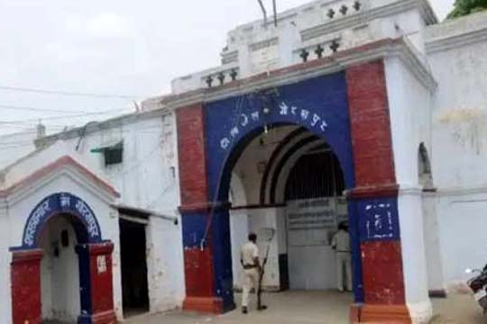 गोरखपुर जिला कारागार से विचाराधीन कैदी फरार, जेलर और चार वार्डन निलंबित