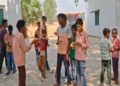 बलिया: मध्याह्न भोजन में थाली के बजाय बच्चों के हाथों में दी गई रोटी-सब्जी, प्रधानाध्यापिका निलंबित