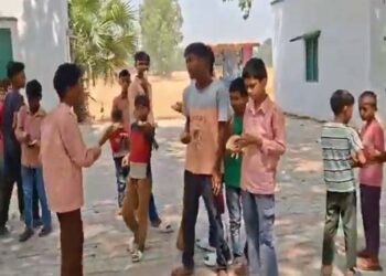 बलिया: मध्याह्न भोजन में थाली के बजाय बच्चों के हाथों में दी गई रोटी-सब्जी, प्रधानाध्यापिका निलंबित