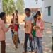 बलिया: मध्याह्न भोजन में थाली के बजाय बच्चों के हाथों में दी गई रोटी-सब्जी, प्रधानाध्यापिका निलंबित