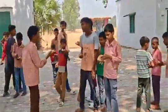बलिया: मध्याह्न भोजन में थाली के बजाय बच्चों के हाथों में दी गई रोटी-सब्जी, प्रधानाध्यापिका निलंबित