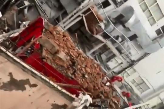 Noida : इलेक्ट्रॉनिक चिप फैक्टरी में आग बुझाते समय बीम गिरी, दो दमकलकर्मियों की मौत