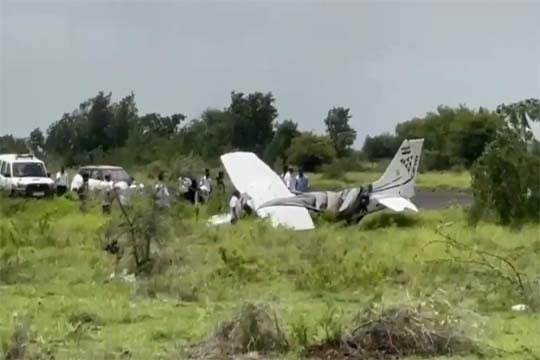 पुणे के Baramati Airport पर क्रैश-लैंड हुआ Trainee Aircraft, दोनों पायलट सुरक्षित